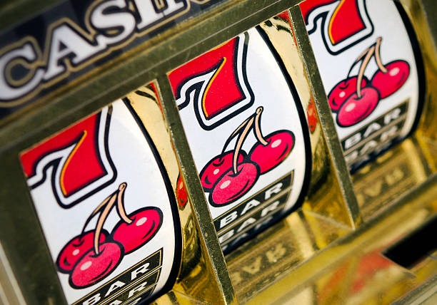 Ninja vs Samurai slot game interface on cosmo 4d showing reels and bonus features